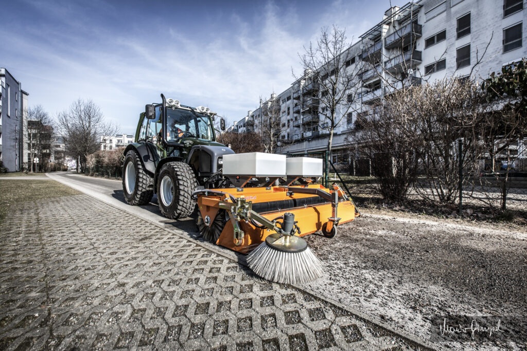 B2B-Produktfotografie: Kommunalfahrzeug im Einsatz – Detailaufnahme für Unternehmen