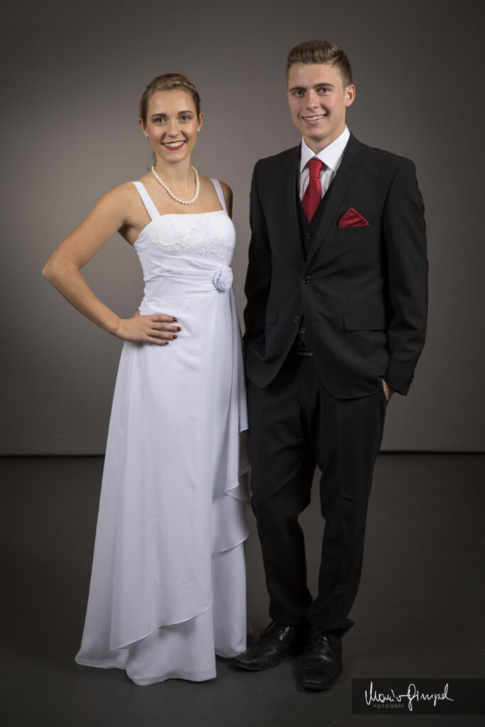 Tanzpaar in Ballkleid und Anzug im Fotostudio am Maturaball