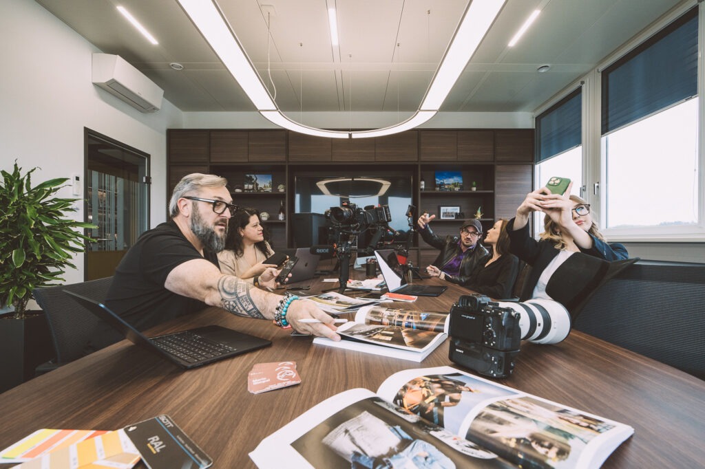 Briefing-Gespräch vor einem Business Fotoshooting mit dem Team von Gimpel Fotografie