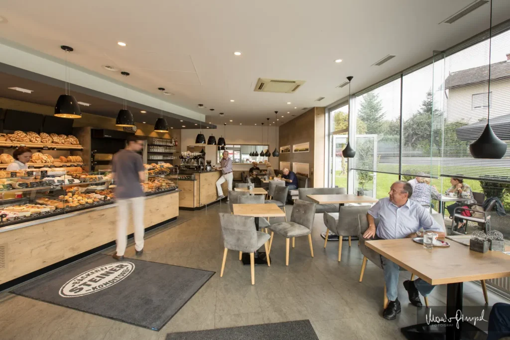 Business Foto: Gäste und Mitarbeiter in einer Bäckerei mit Café-Bereich