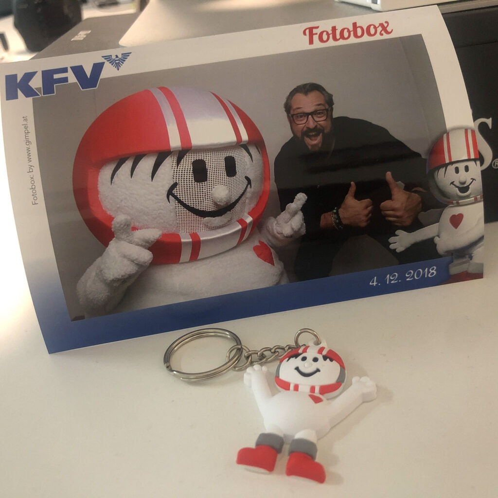 Ausgedrucktes Fotobox-Foto mit Firmenlogo und Maskottchen