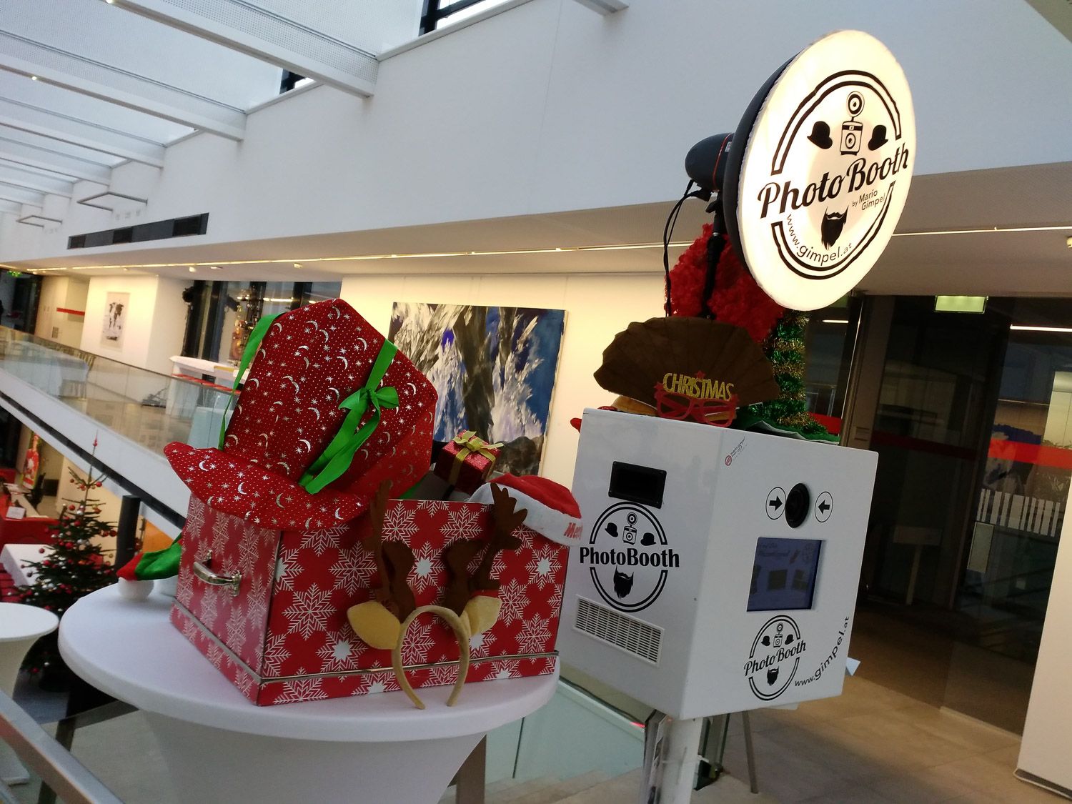 Fotobox mit Weihnachtsdekoration bei einer Firmenweihnachtsfeier